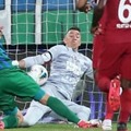 「スネ破壊の瞬間」が衝撃…長友同僚GKムスレラ、救急車で運ばれる