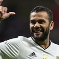 ダニ・アウヴェス、うまい！ココナッツをパックリ割る