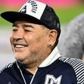 マラドーナ、ダンス中に生尻を出す