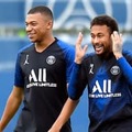 ネイマール、相棒エムバペに辱め！「赤面シーン」がこれ