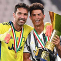 ユーヴェ、優勝メダル授与！あのロナウドがこんなにはしゃいでた