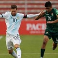 サッカーの試合に乱入した犬、車に轢かれる…“抱っこした選手”が引き取る