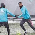 レアル・マドリー選手たち、「雪合戦」で大はしゃぎする