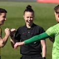 英プロリーグ、初めて「女性が主審を担当」！歴史的ジャッジが話題