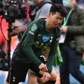 ソン・フンミン、号泣…デブライネたちが優しく慰める 画像