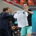 「兄貴と彼女に…」EURO2020で英雄ゴールのオーストリア代表FW、突然泣く