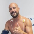 イニエスタじゃねぇ！ペペ・レイナ、巨大ペンギンになって歌う