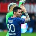 PSGデビューのメッシ、相手GKに神対応！話題のシーンがこちら