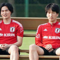 南野拓実、原口元気のパーマをイジる