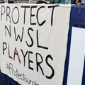 米女子サッカー、指導者の性的虐待に抗議…試合を中断し「円陣」作る
