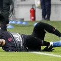 ネイマール、足首ぐにゃりで泣き叫ぶ…松葉杖で立ち去る
