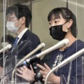 東京地裁への提訴後に記者会見するフォトジャーナリストの安田菜津紀さん（右）＝8日午後、東京・霞が関の司法記者クラブ