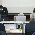 饗庭野演習場周辺の住民に謝罪する陸自中部方面総監部の貴島康二幕僚副長（奥左）ら＝9日午前、滋賀県高島市