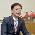 インタビューに応じる村田製作所の中島規巨社長