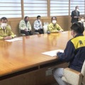 青森県の三村申吾知事（手前）と会談する農水省の中村裕之副大臣（左端）＝12日午後、青森県庁