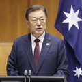 13日、オーストラリア・キャンベラで記者会見する韓国の文在寅大統領（聯合＝共同）