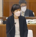 東京都武蔵野市議会の総務委で答弁する松下玲子市長＝13日午後