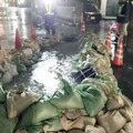 堺市でマンホールからあふれ出た下水＝2017年10月（堺市提供）