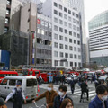 騒然とする火災が起きたビル周辺＝17日午前11時55分、大阪市北区