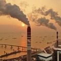 中国江蘇省で稼働する石炭火力発電所＝2018年12月（AP＝共同）