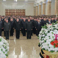 平壌のクムスサン太陽宮殿を訪れた金正恩朝鮮労働党総書記（前列左から3人目）＝17日（朝鮮中央通信＝共同）