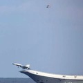 中国空母から戦闘機とヘリが発着 画像