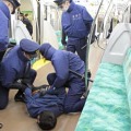 警視庁と京王電鉄が回送電車内で実施した、無差別襲撃に対処する訓練＝21日午前