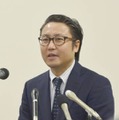 記者会見する大石賢吾氏＝21日午前、長崎県庁