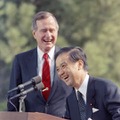 1990年3月、ブッシュ（父）大統領（左）との首脳会談を終え、米パームスプリングズで会談の成果を発表する海部俊樹首相（AP＝共同）