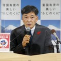 10月、記者会見する静岡県の難波喬司副知事＝県庁