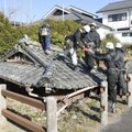 劣化した被災家屋の解体作業をする作業員ら＝23日午前、長崎県南島原市