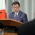 記者会見する松野官房長官＝23日午前、首相官邸