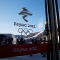 競技会場に掲示された北京冬季五輪のロゴ＝17日、北京（ロイター＝共同）