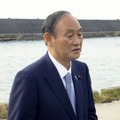 記者団の取材に応じる菅前首相＝5日午後、沖縄県国頭村