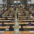 大学入学共通テストに臨む受験生＝1月、東京・本郷の東京大学