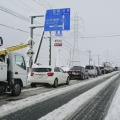 大雪の影響で渋滞する国道8号＝27日午前10時17分、滋賀県豊郷町