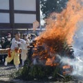 成田山新勝寺の「納め札お焚き上げ」で、お札を「智慧の火炎」に投げ入れる山伏姿の僧侶＝28日午前、千葉県成田市