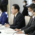 孤独・孤立問題を巡る対策推進会議であいさつする岸田首相（左から2人目）＝28日午前、首相官邸