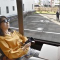 高速バス車内に設けられた、AR技術を使った動画を視聴できる個室＝21日、兵庫県豊岡市