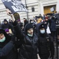 28日、モスクワのロシア最高裁前で、デモ参加者を拘束する警察官（AP＝共同）