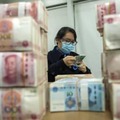 中国・江蘇省の銀行で紙幣を数える行員＝6日（AP＝共同）