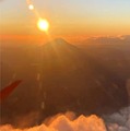 日航のチャーター機から見えた初日の出と富士山＝1日午前7時ごろ