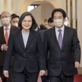 台湾総統府での新年談話発表に臨む蔡英文総統（左）と頼清徳副総統＝1日、台北（総統府提供・共同）