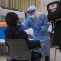 2日、イスラエルで新型コロナウイルスの検査を受ける子ども（AP＝共同）