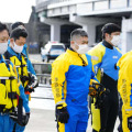 行方不明者の捜索前に、黙とうする静岡県警の警察官＝3日午前9時56分、静岡県熱海市