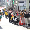 東京都内の沿道で観戦する人たち。ランナーは青学大のアンカー・中倉啓敦（代表撮影）