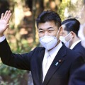 伊勢神宮内宮を参拝後、手を振る立憲民主党の泉代表＝4日午前、三重県伊勢市