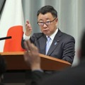 記者会見する松野官房長官＝6日午前、首相官邸