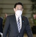 首相官邸に入る岸田首相＝6日午前