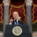 6日、米議会議事堂で演説するバイデン大統領＝ワシントン（ロイター＝共同）